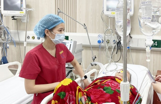 Điều dưỡng Đặng Thị Hạ chăm sóc bệnh nhân cấp cứu Điều dưỡng Đặng Thị Hạ chăm sóc bệnh nhân cấp cứu