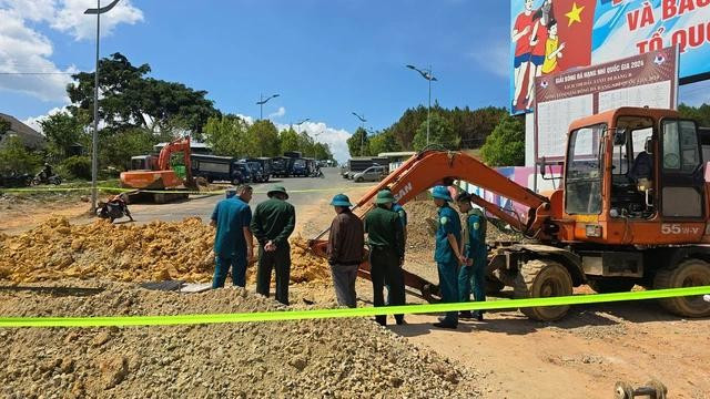 Thượng tá Trần Hùng Sơn, Trưởng ban Chỉ huy quân sự TP.Đà Lạt cùng các cán bộ quân đội đến hiện trường kiểm tra quả bom Thượng tá Trần Hùng Sơn, Trưởng ban Chỉ huy quân sự TP.Đà Lạt cùng các cán bộ quân đội đến hiện trường kiểm tra quả bom
