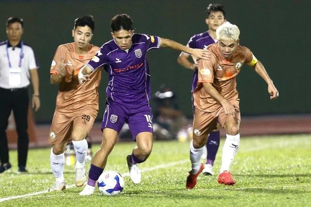 Tiền vệ trẻ Võ Hoàng Minh Khoa (áo tím) Tiền vệ trẻ Võ Hoàng Minh Khoa (áo tím)