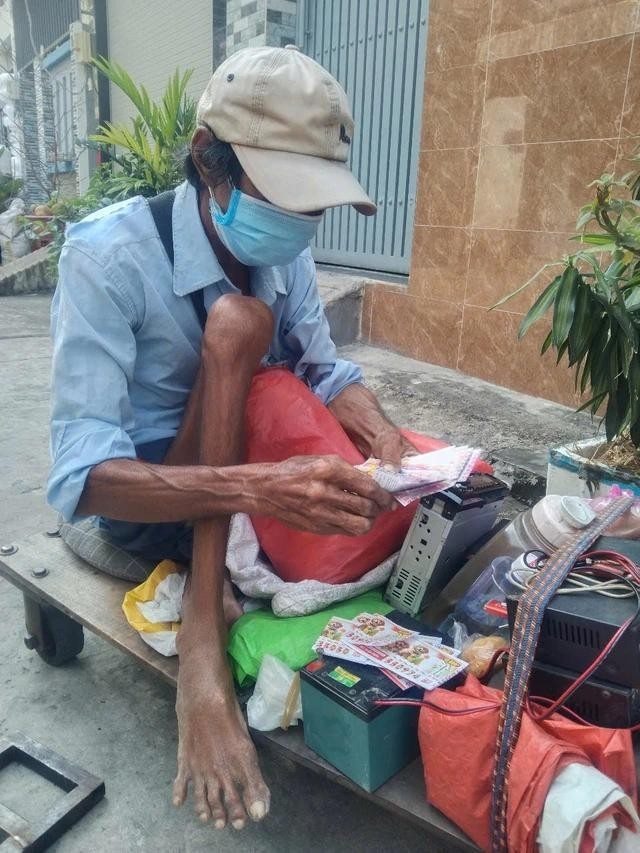 Gần trưa mà xấp vé số trên tay ông Hoàng vẫn còn dày cộm Gần trưa mà xấp vé số trên tay ông Hoàng vẫn còn dày cộm