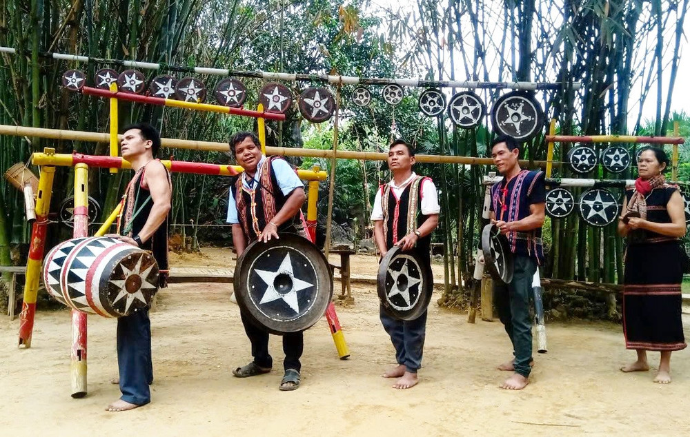 Ông Đinh Plih (đứng đầu, ở xã Tơ Tung, huyện Kbang) luyện tập cồng chiêng cùng Nhóm cộng đồng dân tộc Bahnar đang hoạt động, quảng bá văn hóa tại Làng Văn hóa-Du lịch các dân tộc Việt Nam. Ảnh: Siu Ngọc ong-dinh-plih-dung-dau-o-xa-to-tung-huyen-kbang-luyen-tap-cong-chieng-cung-nhom-cong-dong-dan-toc-bahnar-dang-hoat-dong-quang-ba-van-hoa-tai-lang-van-hoa-du-lich-cac-dan-toc-viet-nam-anh-siu-ngoc.jpg