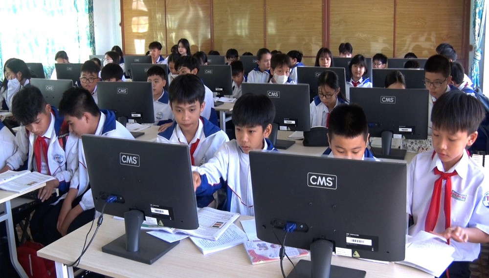 Các trường học cần tăng cường giáo dục nâng cao ý thức cho học sinh trong việc tiếp xúc trên môi trường mạng. Ảnh: H.Đ.T cac-em-hoc-sinh-hang-ngay-tiep-can-voi-cong-nghe-thong-tin-voi-thoi-luong-nhieu.jpg