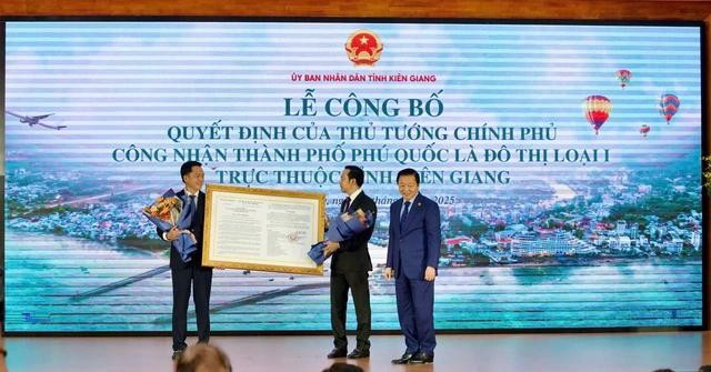 Phó thủ tướng Trần Hồng Hà (bìa phải) tại lễ công bố quyết định công nhận Phú Quốc là đô thị loại I, trực thuộc tỉnh Kiên Giang Phó thủ tướng Trần Hồng Hà (bìa phải) tại lễ công bố quyết định công nhận Phú Quốc là đô thị loại I, trực thuộc tỉnh Kiên Giang