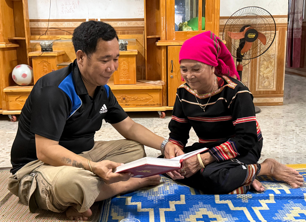 Bà H’Kéch là một trong số ít người ở huyện Phú Thiện biết hát và kể khan. Ảnh: L.H ba-hkech-va-anh-quang-con-re-ba-cung-on-lai-lngay-thang-tham-gia-hoat-dong-cach-mang-anh-lac-ha.jpg
