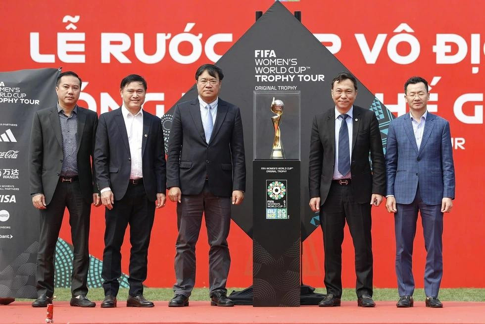 Ông Trần Anh Tú (thứ hai từ trái sang) Ông Trần Anh Tú (thứ hai từ trái sang)