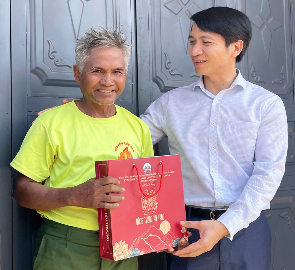 Phó Bí thư Tỉnh ủy Nguyễn Ngọc Lương thăm, tặng quà ông Abiu-bệnh binh ở làng Siu (xã Ia Me, huyện Chư Prông). Ảnh: A.H 4.jpg
