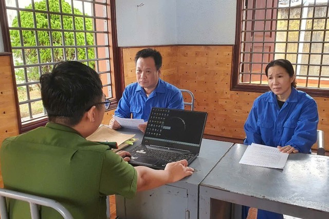 Vợ chồng bà Đoàn Thị Vi Hạ và ông Huỳnh Tuấn Kiệt tại cơ quan điều tra Vợ chồng bà Đoàn Thị Vi Hạ và ông Huỳnh Tuấn Kiệt tại cơ quan điều tra