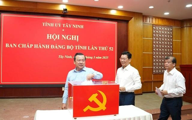 Thường trực Tỉnh ủy và các ủy viên Ban Chấp hành đảng bộ tỉnh bỏ phiếu bầu Bí thư Tỉnh ủy Tây Ninh nhiệm kỳ 2020 - 2025 Thường trực Tỉnh ủy và các ủy viên Ban Chấp hành đảng bộ tỉnh bỏ phiếu bầu Bí thư Tỉnh ủy Tây Ninh nhiệm kỳ 2020 - 2025