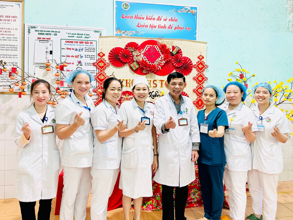 Bác sĩ Kiều Văn Bước chụp hình lưu niệm cùng các đồng nghiệp. Ảnh: N.N bac-si-kieu-van-buoc-chup-hinh-luu-niem-cung-cac-dong-nghiep-anh-nhu-nguyen.jpg