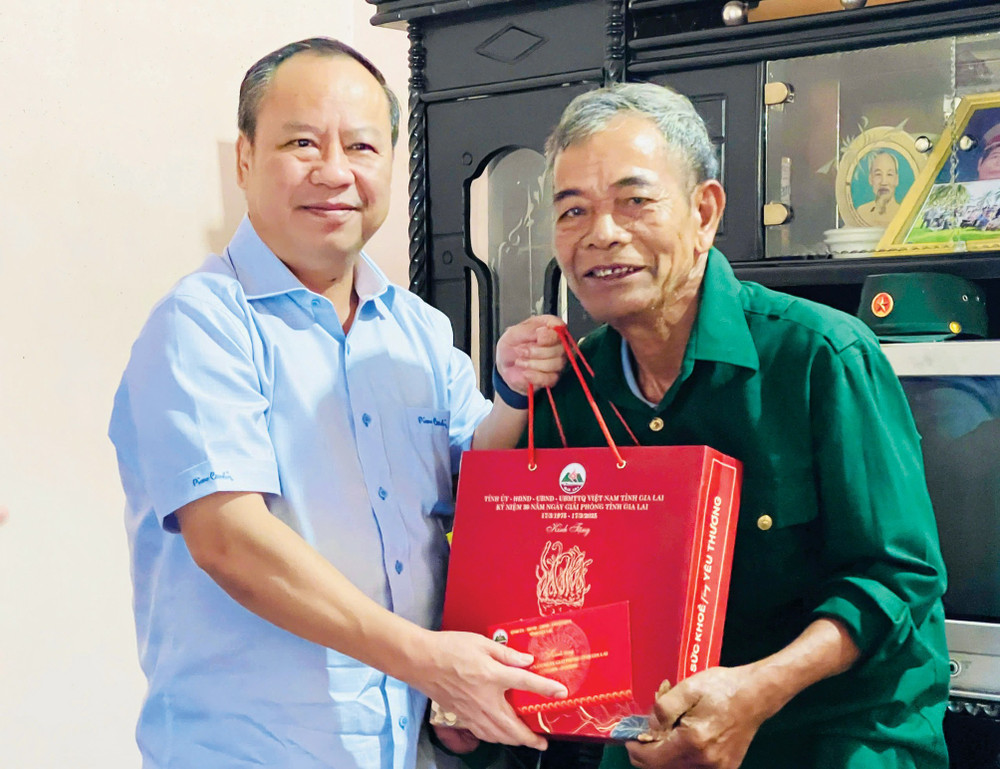 Ông Đinh Mít (bệnh binh, tổ dân phố Plei Nghe, thị trấn Kông Chro) bày tỏ niềm xúc động trước sự quan tâm của Đảng, Nhà nước và lãnh đạo các cấp. Ảnh: T.D 3.jpg