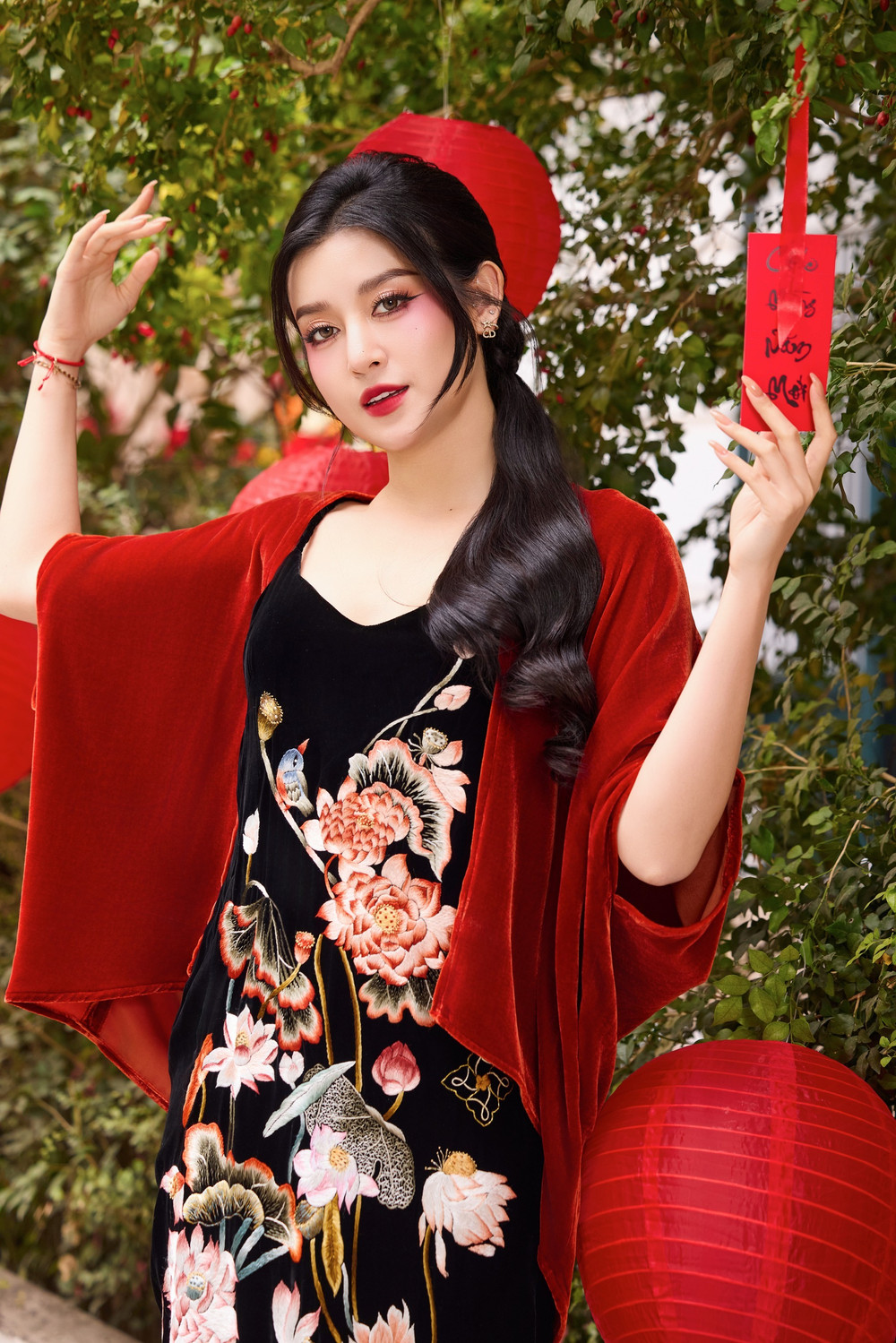 Rời xa showbiz từ lâu nhưng Huyền My cho biết hiện tại cô kinh doanh và có cuộc sống khá ổn. “Để kiếm tiền bằng sắc đẹp thì không có cô gái nào là đẹp mãi cả. Mình phải biết có thế mạnh gì trước khi quá muộn. Tôi đã nhận ra điều đó từ vài năm trước nên đã chủ động kinh doanh để tạo ra các nguồn thu”, cô nói. Rời xa showbiz từ lâu nhưng Huyền My cho biết hiện tại cô kinh doanh và có cuộc sống khá ổn. “Để kiếm tiền bằng sắc đẹp thì không có cô gái nào là đẹp mãi cả. Mình phải biết có thế mạnh gì trước khi quá muộn. Tôi đã nhận ra điều đó từ vài năm trước nên đã chủ động kinh doanh để tạo ra các nguồn thu”, cô nói.