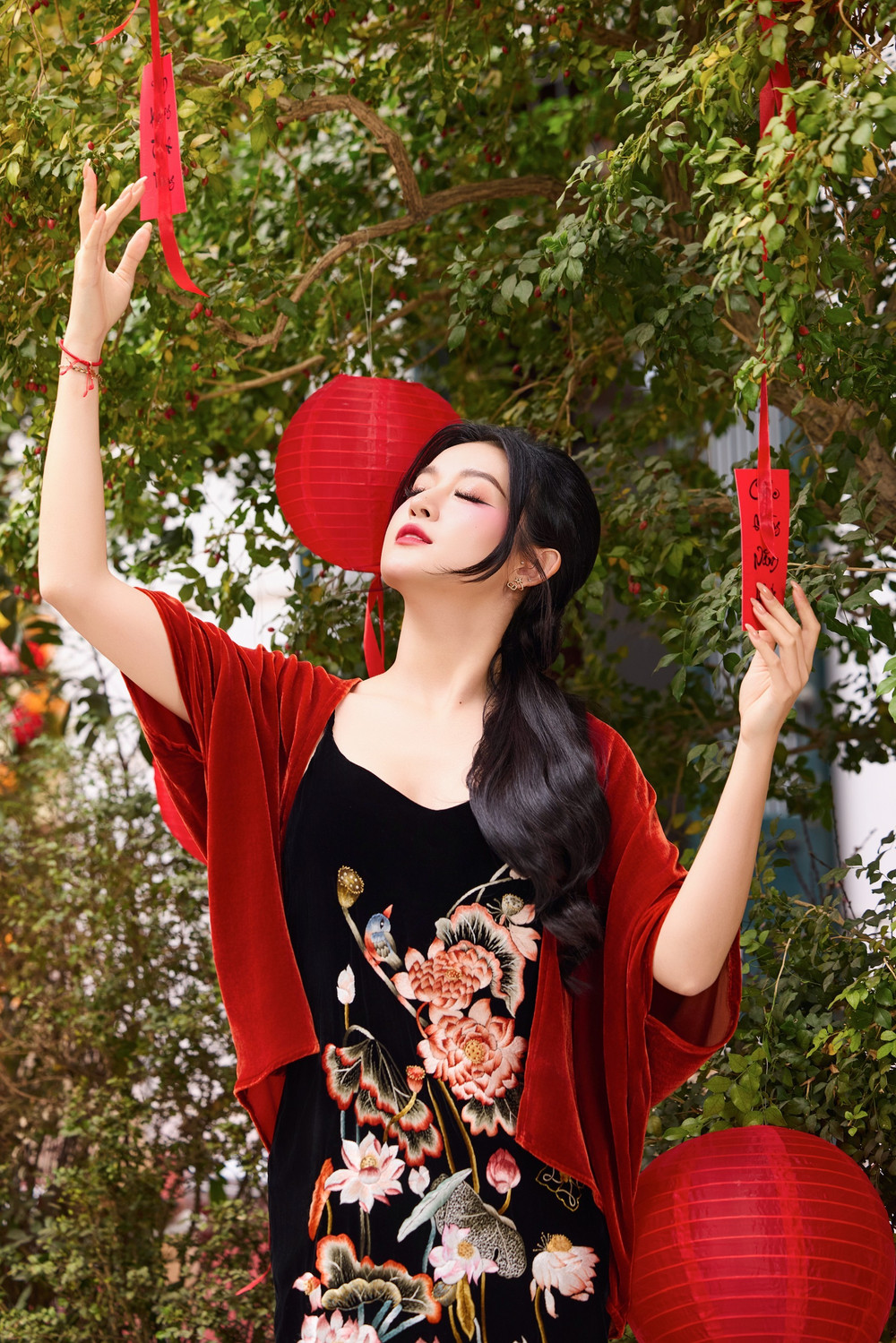 Huyền My nói cô muốn nỗ lực không chỉ để có cuộc sống tốt hơn mà muốn sau này có thể lo tốt cho con cái. “Tôi đi làm từ sớm, bán hàng online từ khi rất nhỏ, đến bây giờ tôi vẫn đang cố gắng. Tất cả những gì tôi có bây giờ không phải tự dưng trên trời rơi xuống mà là vì tôi đã nỗ lực rất nhiều”, cô nói. Huyền My nói cô muốn nỗ lực không chỉ để có cuộc sống tốt hơn mà muốn sau này có thể lo tốt cho con cái. “Tôi đi làm từ sớm, bán hàng online từ khi rất nhỏ, đến bây giờ tôi vẫn đang cố gắng. Tất cả những gì tôi có bây giờ không phải tự dưng trên trời rơi xuống mà là vì tôi đã nỗ lực rất nhiều”, cô nói.
