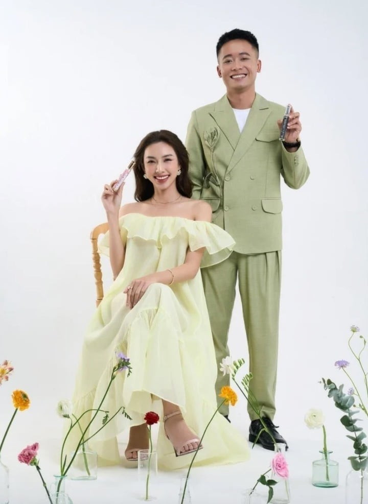 Quang Linh làm phó chủ tịch thương hiệu nước hoa cùng Hoa hậu Thuỳ Tiên. Quang Linh làm phó chủ tịch thương hiệu nước hoa cùng Hoa hậu Thuỳ Tiên.