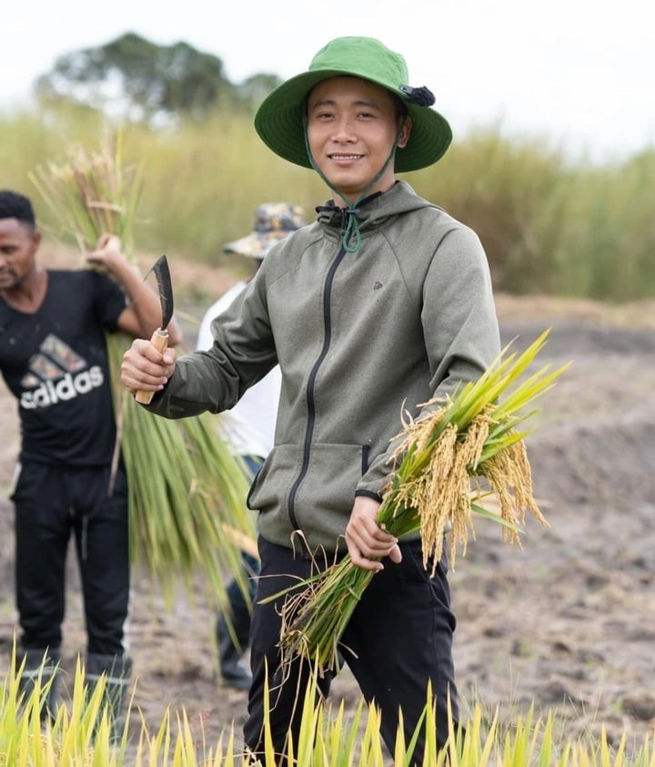 Quang Linh Vlogs được yêu mến bởi hình ảnh dân dã, chất phác. Quang Linh Vlogs được yêu mến bởi hình ảnh dân dã, chất phác.