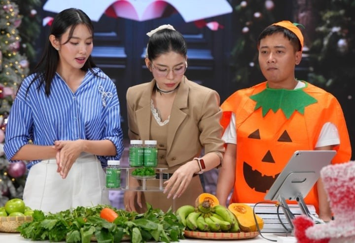 Quang Linh Vlogs nhiều lần gây tranh cãi khi livestream bán hàng. Quang Linh Vlogs nhiều lần gây tranh cãi khi livestream bán hàng.
