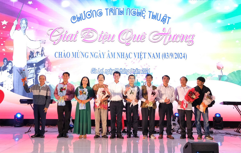Hội viên Chi hội Nhạc sĩ Việt Nam tỉnh tại chương trình chào mừng Ngày Âm nhạc Việt Nam năm 2024. Ảnh: H.N hoi-vien-chi-hoi-nhac-si-viet-nam-tinh-tai-chuong-trinh-chao-mung-ngay-am-nhac-viet-nam-nam-2024-anh-hoang-ngoc.jpg