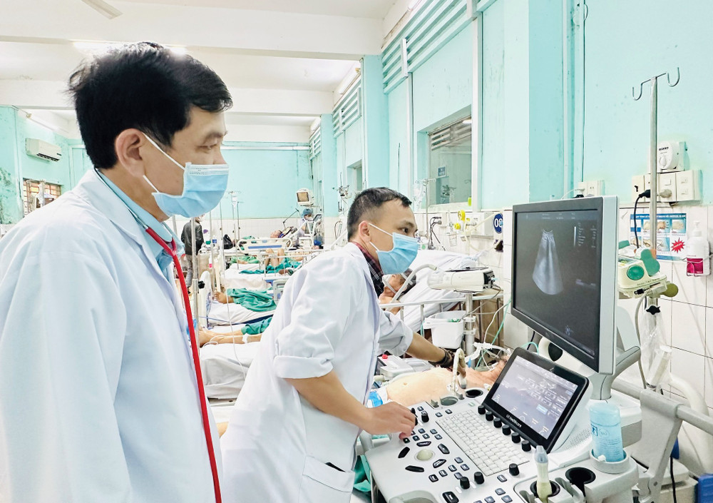 Bác sĩ Kiều Văn Bước (bìa trái) sẵn sàng chia sẻ kiến thức, kinh nghiệm và hỗ trợ, hướng dẫn các y-bác sĩ trẻ trong quá trình công tác. Ảnh: N.N 12-6322.jpg