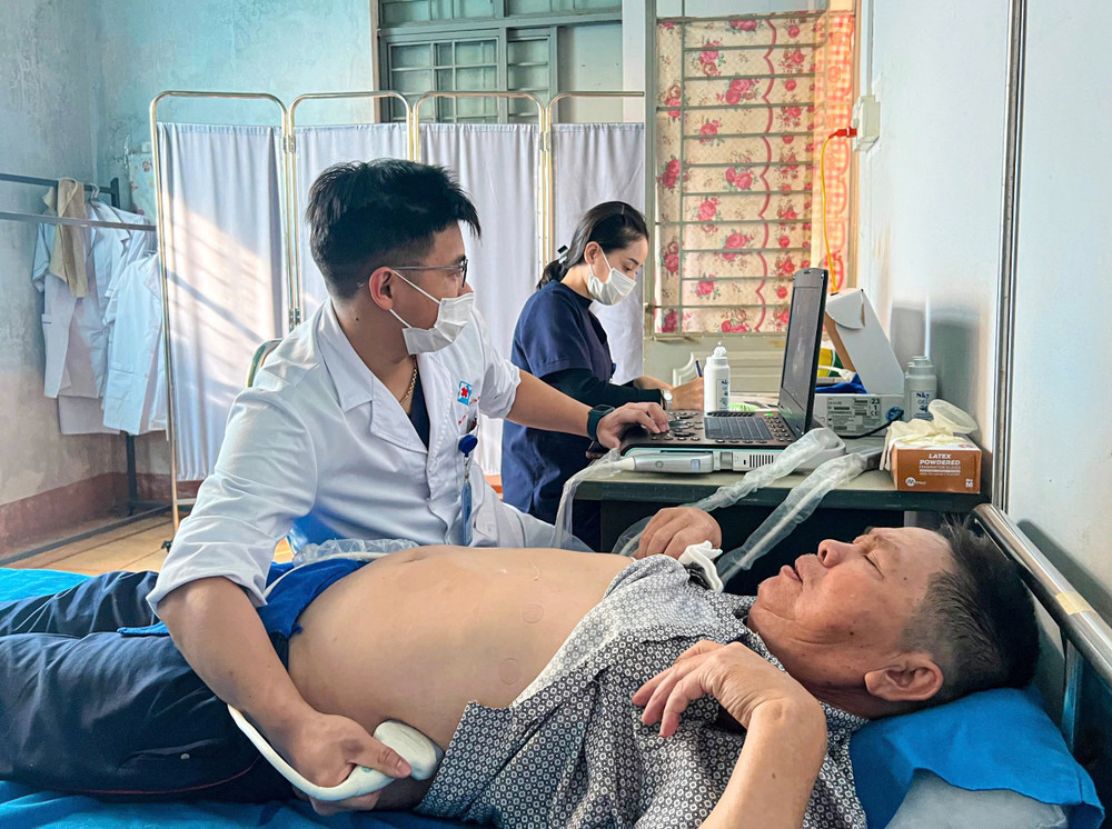 Các y-bác sĩ Bệnh viện Hùng Vương Gia Lai khám bệnh cho người dân xã Ia Dom. Ảnh: P.L cac-y-bac-si-benh-vien-hung-vuong-gia-lai-kham-benh-cho-nguoi-dan-xa-ia-dom.jpg