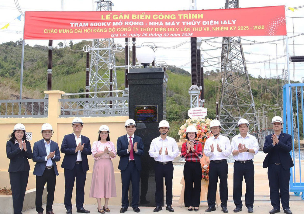 Các đại biểu thực hiện gắn biển công trình Trạm 500 kV mở rộng-Nhà máy Thủy điện Ia Ly chào mừng Đại hội Đảng bộ Công ty Thủy điện Ia Ly. Ảnh: Văn Đông 2-7347.jpg