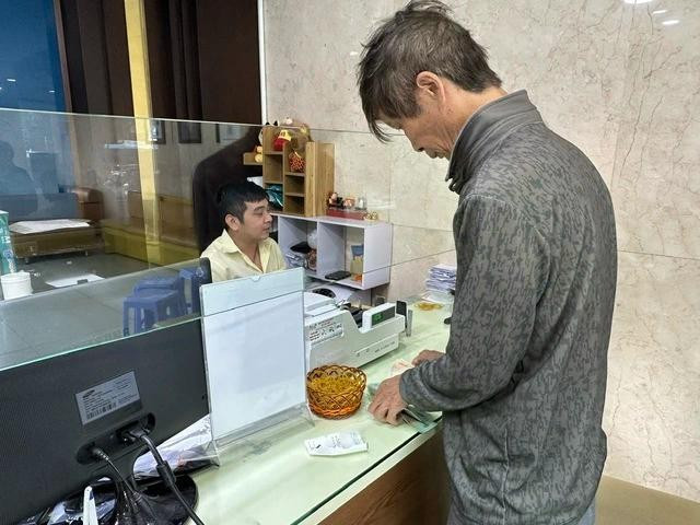 Khách mua 1 chỉ vàng miếng SJC Khách mua 1 chỉ vàng miếng SJC