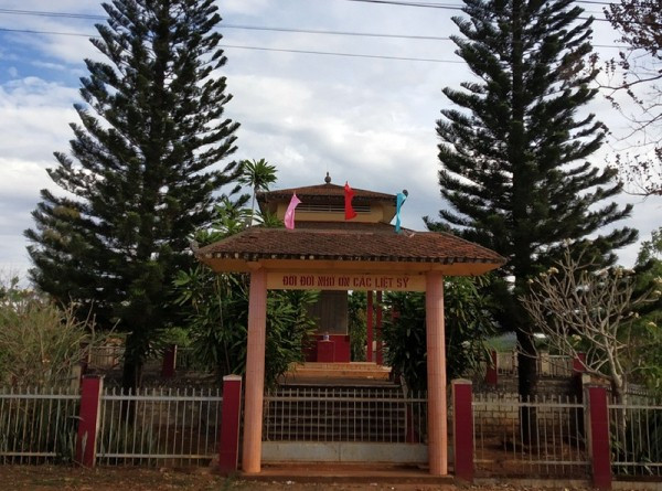 Nghĩa trang liệt sĩ xã Ia Phìn. Nghĩa trang liệt sĩ xã Ia Phìn.