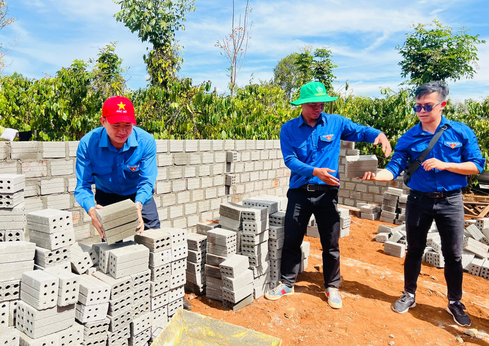 Cán bộ, đoàn viên thanh niên TP. Pleiku hỗ trợ di chuyển vật liệu xây dựng để xóa nhà tạm, nhà dột nát cho người dân làng D (xã Gào, TP. Pleiku). Ảnh: M.N cac-can-bo-doan-vien-thanh-nien-tp-pleiku-ho-tro-di-chuyen-vat-lieu-xay-dung-de-xoa-nha-nha-dot-nat-cho-nguoi-dan-lang-d-xa-gao-anh-mn.jpg