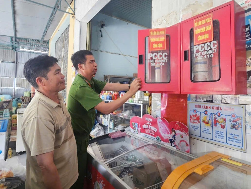 Cán bộ Công an xã Tơ Tung kiểm tra điểm chữa cháy công cộng tại làng Nam Cao. Ảnh: R.H can-bo-cong-an-xa-to-tung-kiem-tra-diem-chua-chay-cong-cong-tai-lang-nam-caoanh-rh-2.jpg