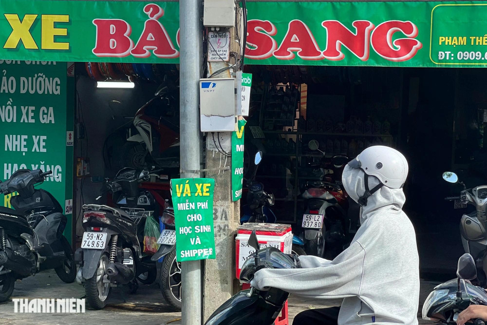 Tấm bảng nhỏ treo trước cửa tiệm từ ngày khai trương, đến nay đã tròn 1 năm Tấm bảng nhỏ treo trước cửa tiệm từ ngày khai trương, đến nay đã tròn 1 năm
