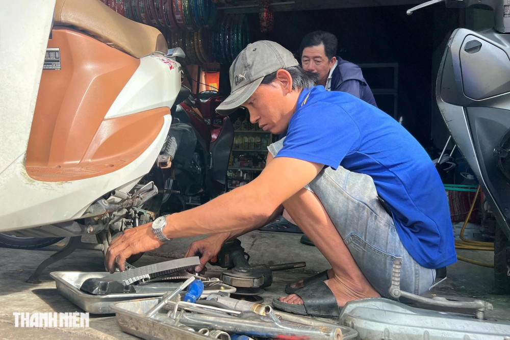 Anh Sang cũng thường giữ lại những vỏ bánh xe còn dùng được, khi có khách thay mới để thay cho những người bán vé số, nhặt ve chai miễn phí Anh Sang cũng thường giữ lại những vỏ bánh xe còn dùng được, khi có khách thay mới để thay cho những người bán vé số, nhặt ve chai miễn phí