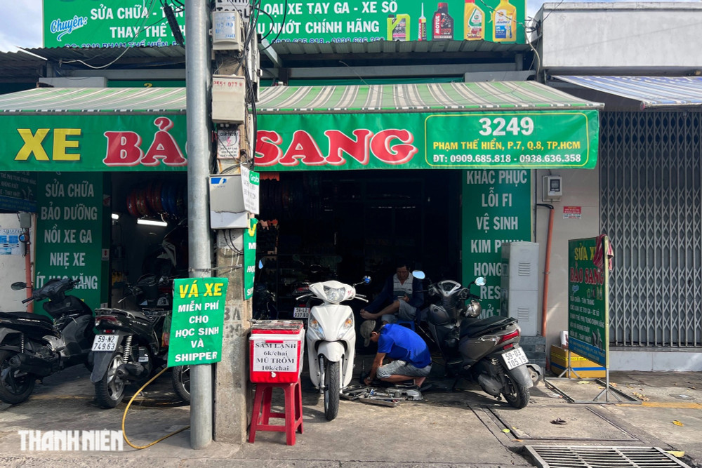 Tiệm của anh Sang mở cửa từ sáng đến khoảng 19 giờ nhưng vẫn sẵn sàng hỗ trợ mọi người khi còn thức Tiệm của anh Sang mở cửa từ sáng đến khoảng 19 giờ nhưng vẫn sẵn sàng hỗ trợ mọi người khi còn thức