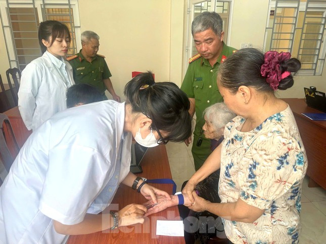 Công an tỉnh Đắk Nông phối hợp thu nhận mẫu AND cho thân nhân liệt sĩ tại TP Gia Nghĩa. Công an tỉnh Đắk Nông phối hợp thu nhận mẫu AND cho thân nhân liệt sĩ tại TP Gia Nghĩa.