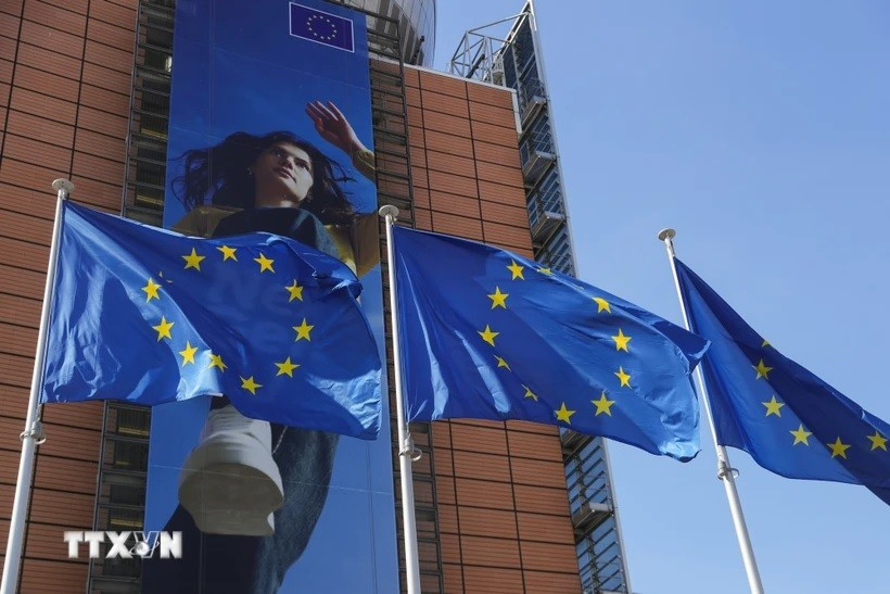 Cờ EU bên ngoài trụ sở Ủy ban châu Âu ở Brussels, Bỉ. (Nguồn: THX/TTXVN) untitled-1767.jpg