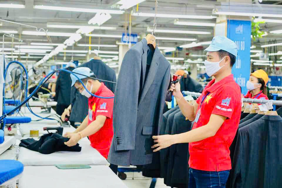 Bộ luật Lao động quy định người lao động được nghỉ bù ngày nghỉ hàng tuần vào ngày làm việc kế tiếp nếu ngày nghỉ hàng tuần trùng với ngày nghỉ lễ, Tết. Ảnh Khắc Kiên. Nguồn kinhtedothi.vn bo-luat-lao-dong-quy-dinh-nguoi-lao-dong-duoc-nghi-bu-ngay-nghi-hang-tuan-vao-ngay-lam-viec-ke-tiep-neu-ngay-nghi-hang-tuan-trung-voi-ngay-nghi-le-tet-anh-khac-kien-nguon-kinhtedothivn.jpg