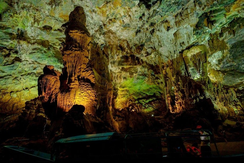 Điểm đến Phong Nha của Việt Nam đứng đầu khu vực với mức giá phòng trung bình chỉ 715.000 đồng/đêm, phù hợp cho những ai yêu thích khám phá vẻ đẹp thiên nhiên. (Ảnh: CTV/Vietnam+) untitled-6976.jpg