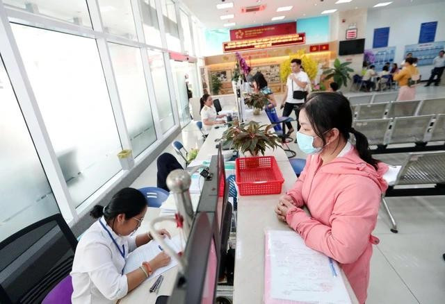 Bộ Tài chính đề xuất miễn thuế thu nhập cá nhân cho một số khoản thu (trong ảnh, người dân làm thủ tục về thuế tại TP.HCM) Bộ Tài chính đề xuất miễn thuế thu nhập cá nhân cho một số khoản thu (trong ảnh, người dân làm thủ tục về thuế tại TP.HCM)