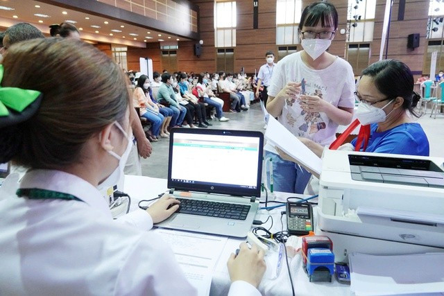 Thí sinh trúng tuyển làm thủ tục nhập học và đóng học phí. Học phí các trường đại học áp dụng cho sinh viên khóa tuyển sinh năm 2025 sẽ tiếp tục tăng Thí sinh trúng tuyển làm thủ tục nhập học và đóng học phí. Học phí các trường đại học áp dụng cho sinh viên khóa tuyển sinh năm 2025 sẽ tiếp tục tăng
