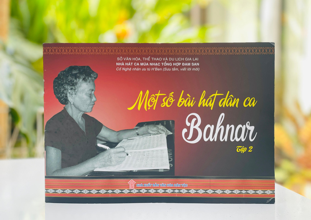 Bìa tập nhạc thứ 2 vừa ra mắt, do cố Nghệ nhân ưu tú H'Ben sưu tầm, viết lời mới. Ảnh: P.D bia-tap-nhac-thu-2-vua-ra-mat-do-co-nghe-nhan-uu-tu-hben-suu-tam-viet-loi-moi.jpg