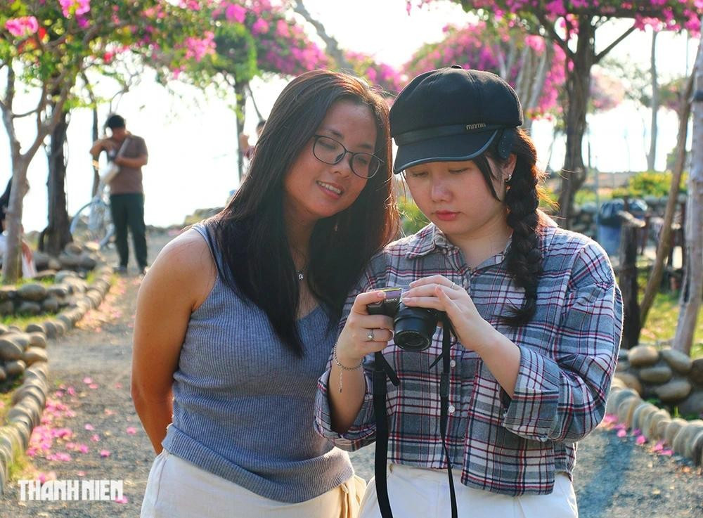 Hai cô gái say sưa chụp ảnh Hai cô gái say sưa chụp ảnh