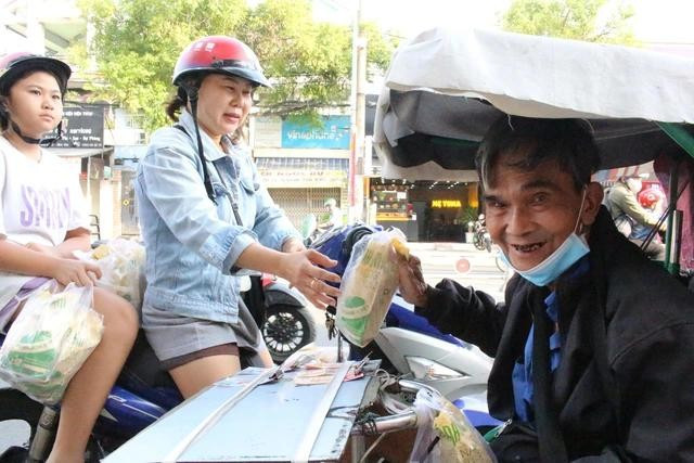 Thương ông Bồi tật nguyền, nhiều người ghé mua vé số ủng hộ và có người thường xuyên tặng bánh mì cho ông Thương ông Bồi tật nguyền, nhiều người ghé mua vé số ủng hộ và có người thường xuyên tặng bánh mì cho ông