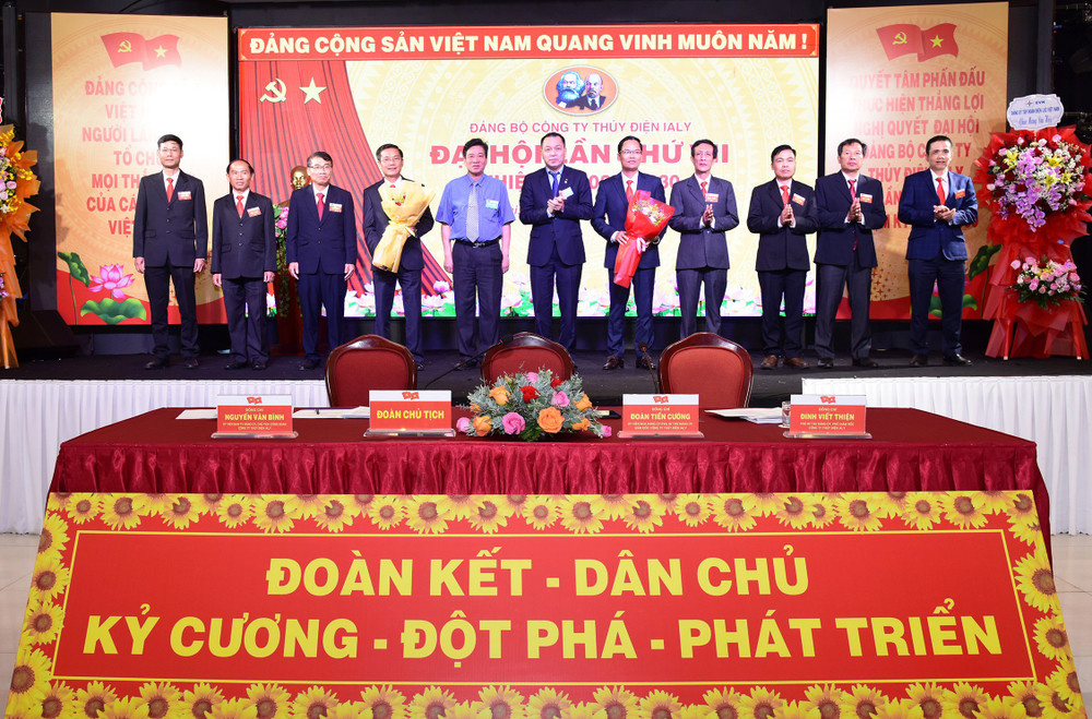 Ban Chấp hành Đảng bộ Công ty Thủy điện Ia Ly lần thứ VII, nhiệm kỳ 2025-2030 ra mắt. Ảnh: Đ.Y 3.jpg