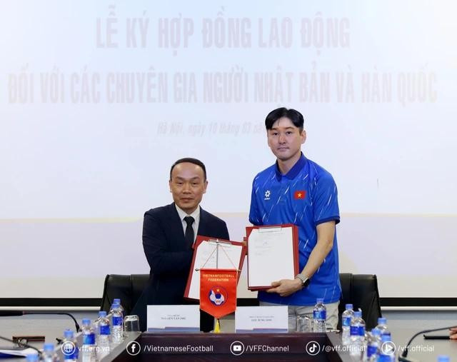 Trợ lý Lee Jung-soo gia nhập ban huấn luyện đội tuyển Việt Nam Trợ lý Lee Jung-soo gia nhập ban huấn luyện đội tuyển Việt Nam