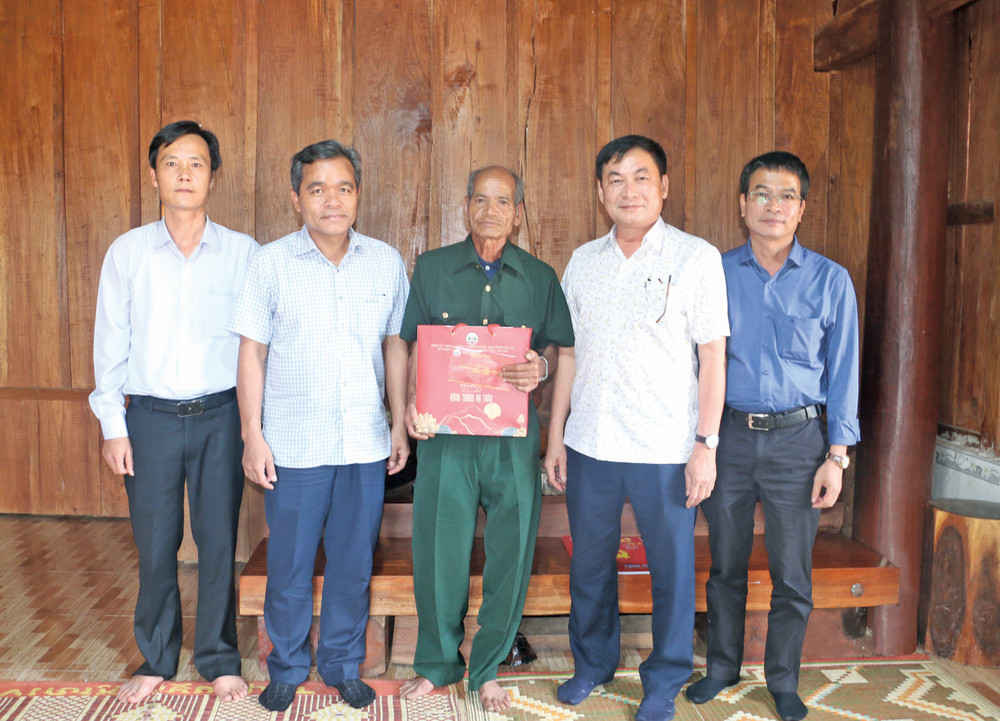 Ủy viên Ban Chấp hành Trung ương Đảng, Bí thư Tỉnh ủy, Chủ tịch HĐND tỉnh Hồ Văn Niên (thứ 2 từ trái sang) và đoàn công tác thăm, tặng quà ông Đinh Bri (bệnh binh, làng Nak, thị trấn Kbang). Ảnh: Quang Tấn 1.jpg