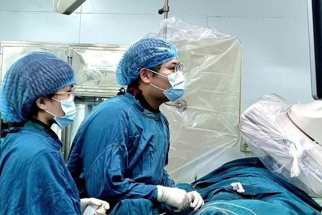 Sau mỗi ca bệnh hiếm gặp, bác sĩ Nguyên lưu lại các hình ảnh, quá trình phẫu thuật và nghiên cứu viết thành đề tài khoa học Sau mỗi ca bệnh hiếm gặp, bác sĩ Nguyên lưu lại các hình ảnh, quá trình phẫu thuật và nghiên cứu viết thành đề tài khoa học