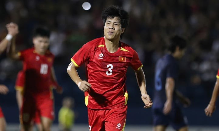 Nguyễn Văn Vĩ ghi bàn sau khi vào sân chưa đầy 10 phút. Nguyễn Văn Vĩ ghi bàn sau khi vào sân chưa đầy 10 phút.