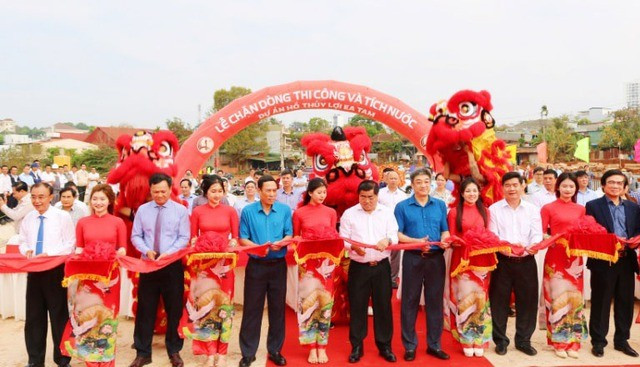 Các đại biểu cắt băng, thực hiện nghi thức phát lệnh chặn dòng hồ thủy lợi Ea Tam Các đại biểu cắt băng, thực hiện nghi thức phát lệnh chặn dòng hồ thủy lợi Ea Tam