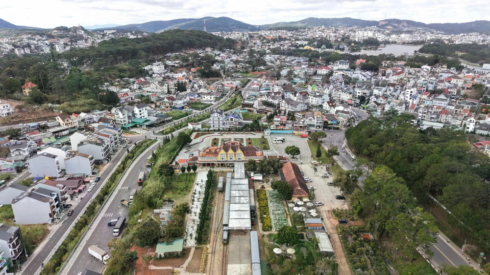 Một góc TP.Đà Lạt, nơi đặt Trung tâm hành chính - chính trị của tỉnh Lâm Đồng (mới), sau khi sáp nhập 3 tỉnh Lâm Đồng, Bình Thuận, Đắk Nông Một góc TP.Đà Lạt, nơi đặt Trung tâm hành chính - chính trị của tỉnh Lâm Đồng (mới), sau khi sáp nhập 3 tỉnh Lâm Đồng, Bình Thuận, Đắk Nông