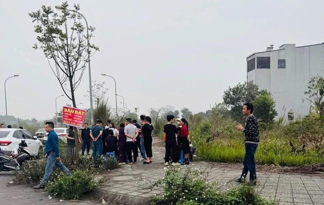 Nhiều cò đất đổ về các tỉnh có thông tin sáp nhập để mua bán tạo "sốt" giả. Nhiều cò đất đổ về các tỉnh có thông tin sáp nhập để mua bán tạo "sốt" giả.