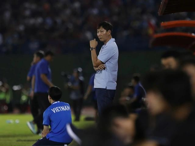 HLV Kim Sang-sik vẫn chưa hài lòng với màn trình diễn của đội tuyển Việt Nam HLV Kim Sang-sik vẫn chưa hài lòng với màn trình diễn của đội tuyển Việt Nam