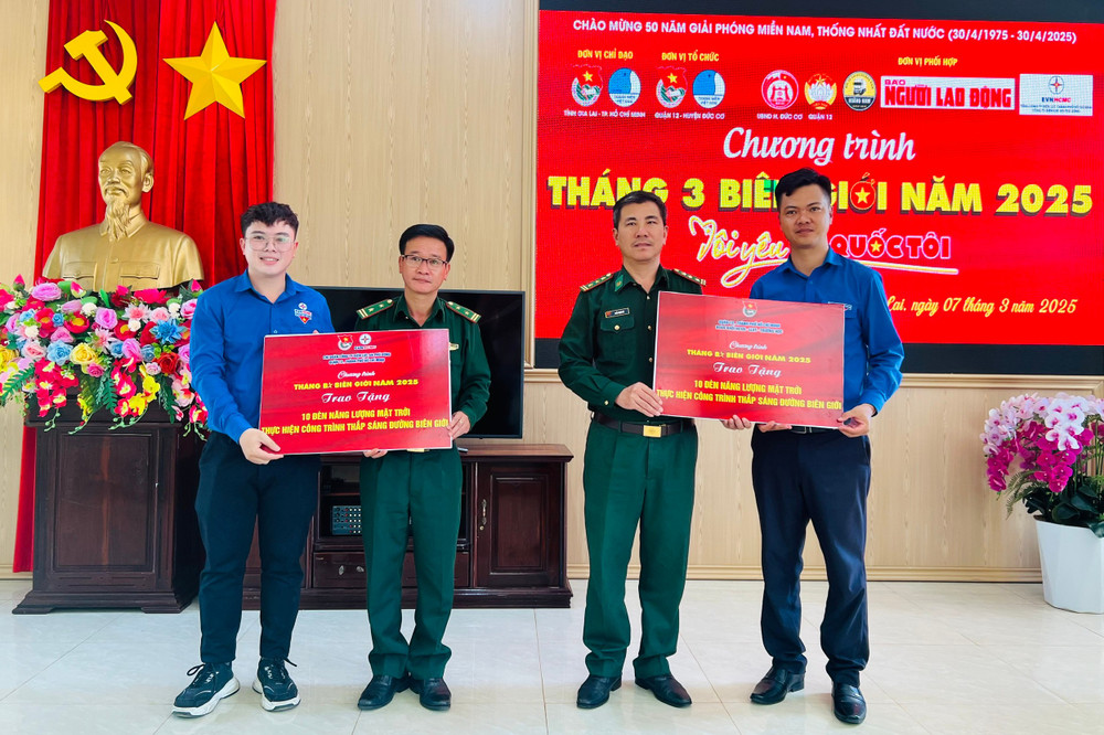 Đoàn công tác tặng công trình đèn năng lượng mặt trời cho đại diện Đồn Biên phòng Cửa khẩu Quốc tế Lệ Thanh. Ảnh: P.L 2-9324.jpg