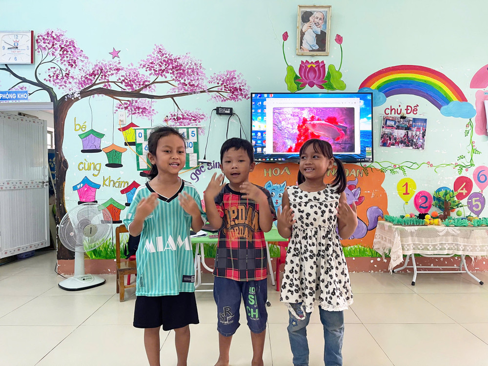 Việc ứng dụng công nghệ thông tin trong hoạt động dạy học giúp các em học sinh Trường Mẫu giáo Măng Non hào hứng hơn trong học tập. Ảnh: V.C viec-ung-dung-cong-nghe-thong-tin-trong-hoat-dong-day-hoc-giup-cac-em-hoc-sinh-truong-mau-giao-mang-non-hao-hung-hon-trong-hoc-tap-anh-vu-chi.jpg